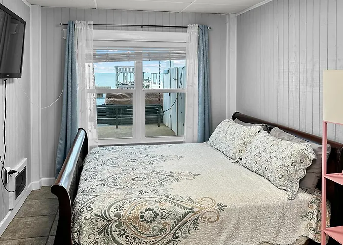 I Love Lucy Bay Front Studio